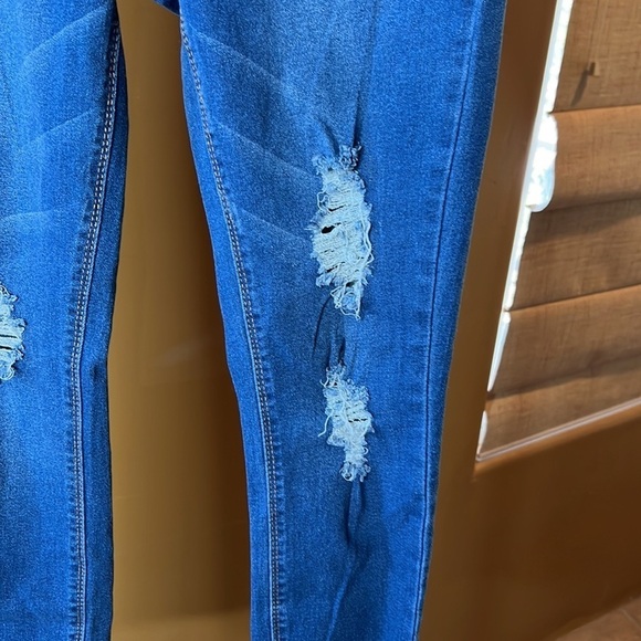 Almost Famous Juniors' High-Rise Destructed Skinny Jeans Size 3 - Picture 4 of 11